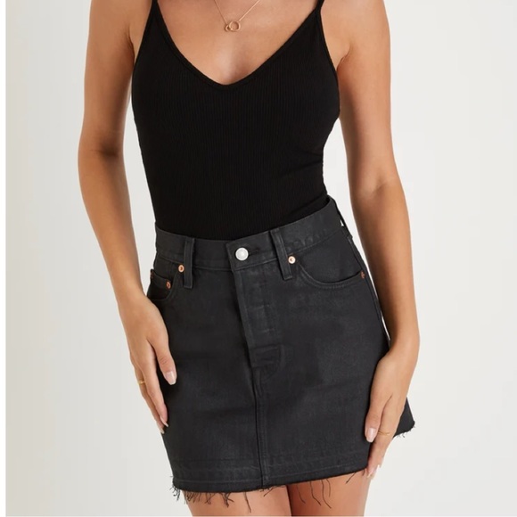 NWT - Levi’s Icon Coated Black Coated (Posh Party) Raw Hem Denim Mini Skirt - Picture 3 of 4